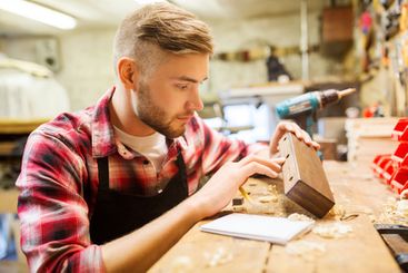 Als Meisterbetrieb geben wir unser Wissen gerne weiter. Wir versuchen mit der Ausbildung von jungen Menschen, den Nachwuchs zu fördern und so einen Beitrag zum Erhalt des Handwerks zu leisten. Tischlerei Klokkers GmbH & Co. KG aus Uelsen.