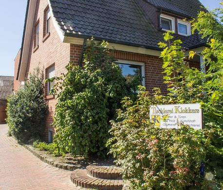 Die Tischlerei Klokkers besteht seit 1958 – wir fertigen für unsere Kunden aus der Region Grafschaft Bentheim / Nordhorn Produkte aus Holz und Kunststoff.